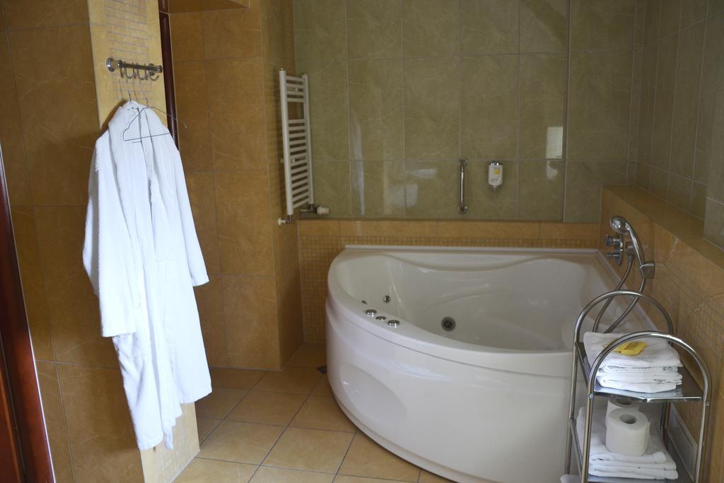 Hotel Nowodworski Legnica Extérieur photo