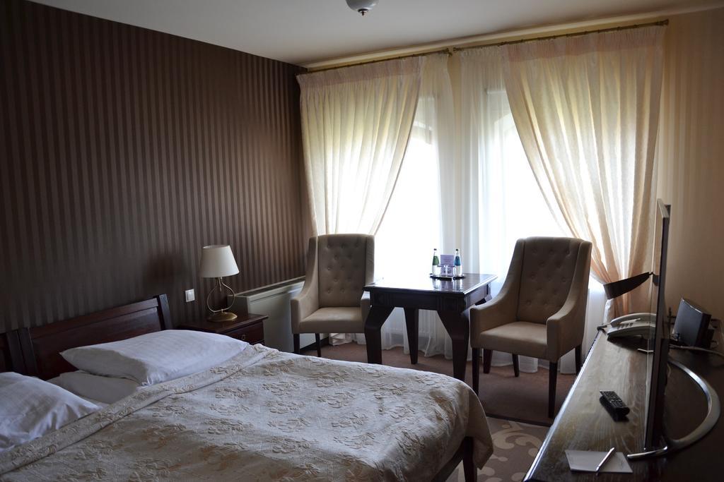 Hotel Nowodworski Legnica Extérieur photo